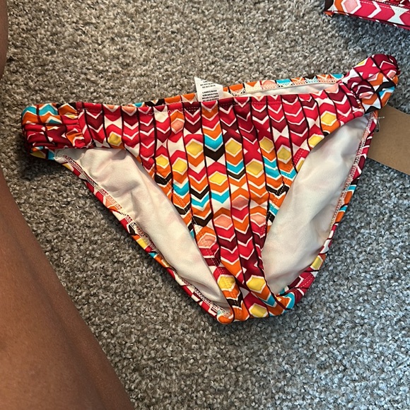 Beautiful swimsuit size Large - Picture 2 of 3